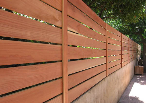 The easiest way of building a horizontal fence with their hands