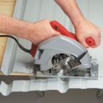 How to cut metal roofing when carrying out independent building