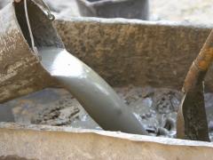 Knead the mortar for laying concrete blocks