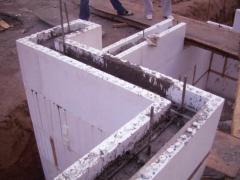Building a concrete wall for your country house with your own hands