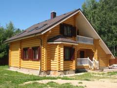 Ready country house made of logs