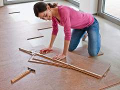 Installation of the cork floor with their hands