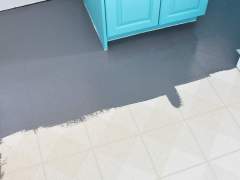 Vinyl flooring in the process of painting