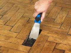 Manual dismantling of the parquet