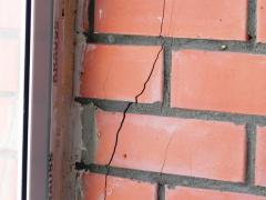 Small crack does not require the replacement of bricks to new