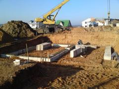 Сonstruction crane lays the Foundation