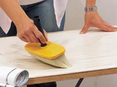 How to apply glue to the Wallpaper