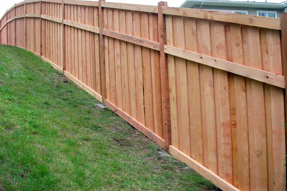 The easiest way of building a privacy fence for your country house with your own hands